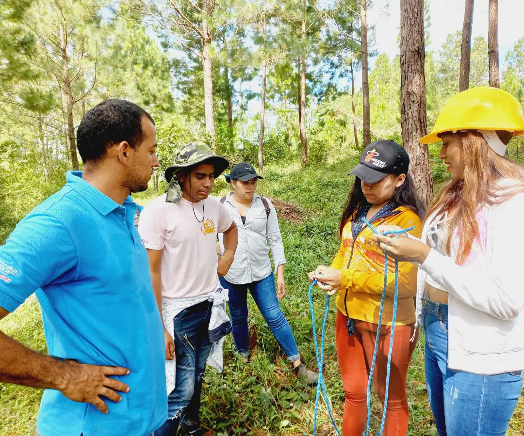centro_olof's tweet photo. 🌄Estudiantes del Técnico Especialista en Guías por Espacios Naturales en el Módulo de Técnicas de Progresión por Espacios Naturales realizan Tecnicas de acampada y o vivac en el medio Natural, en la Reserva Natural Tomabu, Esteli.🏕
#SoyTecNicaragua🇳🇮 https://t.co/GSGsg6JVGV