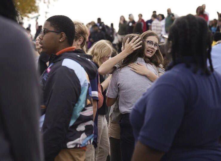 En los últimos años han aumentado en Estados Unidos los tiroteos en centros educativos con incidentes como el d la escuela primaria d Sandy Hook en 2012 con 26 víctimas mortales o el d Robb Elementary d Uvalde, con el asesinato d 19 niños y dos maestros.
#EEUUEstadoFallido
🤷🏽‍♂️