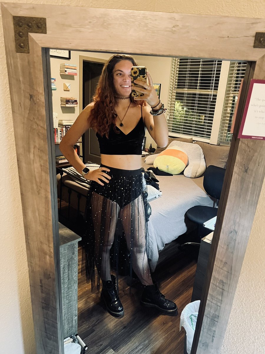 sunflwr_37's tweet photo. Check out my next✨#concertfit ✨#CarrieUnderwood #DenimAndRhinestonesTour #FEELINGFIRE🔥 Full photoshoot coming soon…😉📸😊 https://t.co/XAIYMjhbzO