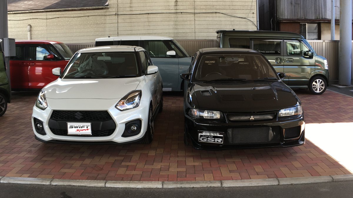 ShiroCo33s's tweet photo. 納車日のツーショット
ディーラにて
#スイスポ #ZC33S #ランサー #CD5A https://t.co/Eamk0psARr