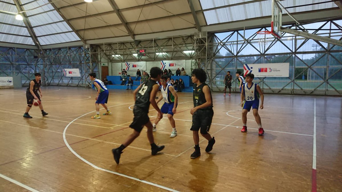 BASQUET VARONES | El cuadro de #Tarapacá (Corona School) logró pasar a la fase de los 8 mejores 🇨🇱gracias a su victoria ante #LosRíos por 60-38 en la Final Nacional de los Juegos Deportivos Escolares #JDE2022.

FELICITACIONES 🏀👍🏼

<a href="/AleBenado/">Alexandra Benado</a> <a href="/AntoIllanesR/">Antonia Illanes Riquelme</a> <a href="/MindepChile/">Ministerio del Deporte</a>
