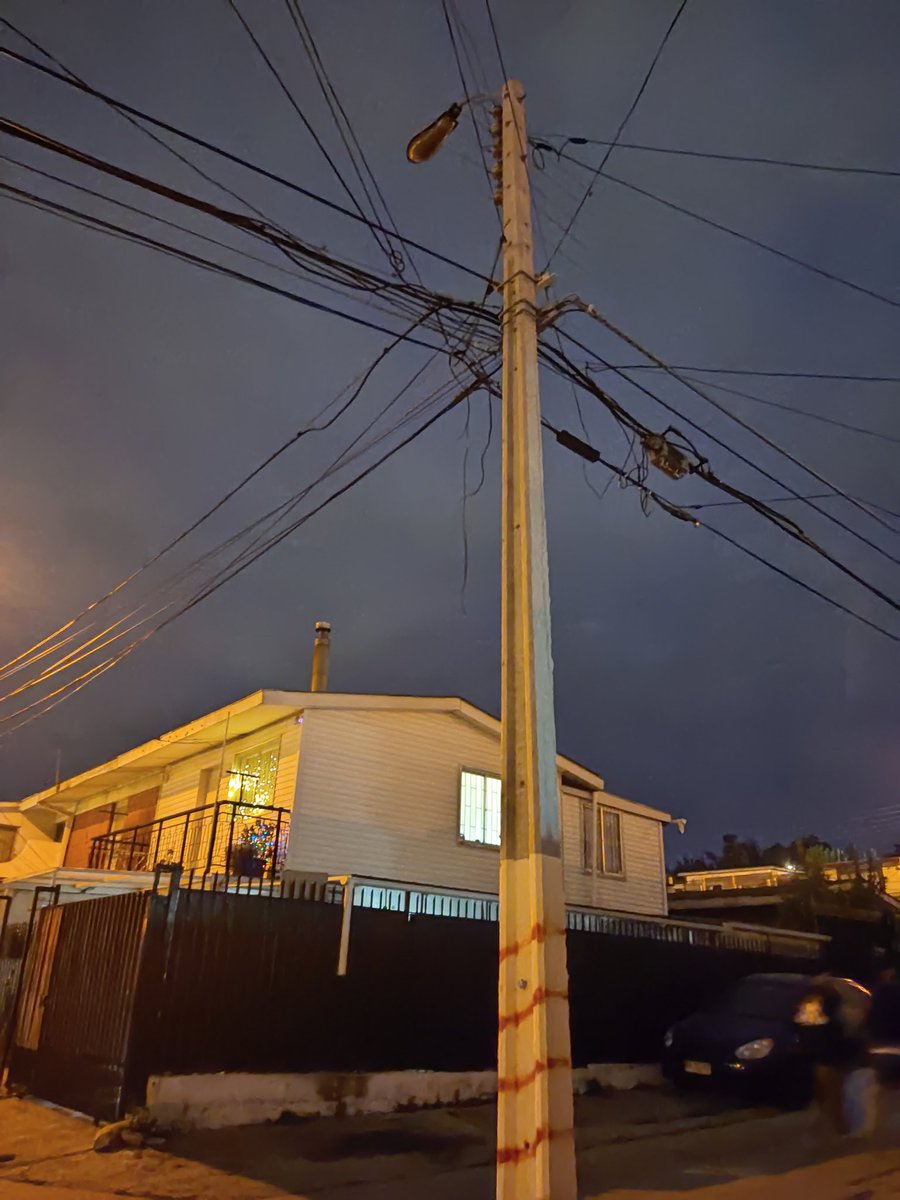 DirectionerWuan's tweet photo. @vinadelmar a quien se debe acudir por luminarias malas? Los números que son de emergencias no contestan o simplemente cuelgan, los correos no sirven, hay que esperar a que pase algo fatal para que se hagan responsables? Son 2 luminarias intermitentes y una totalmente apagada https://t.co/0UzMfRRhpq
