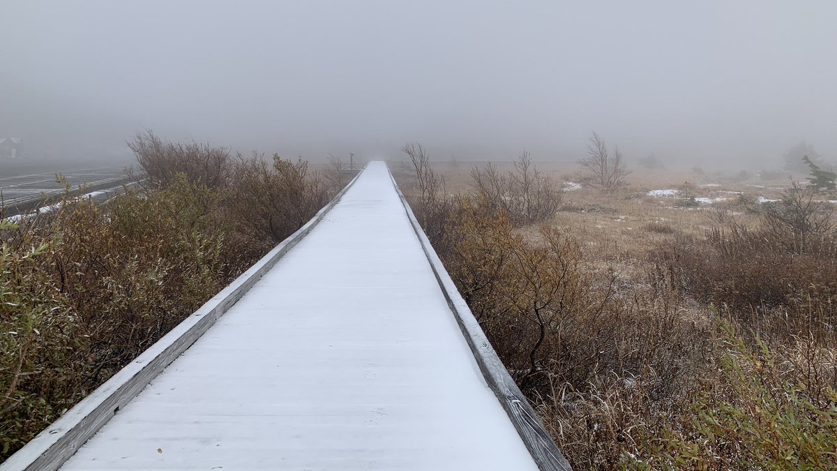Jododaira_JPN's tweet photo. 今朝の浄土平はうっすらと積雪していました。雪は降っていませんが、寒い朝です。今朝のビジターセンター玄関の最低気温は-3.0℃でした。（2022/10/26 8:30頃） #福の空 https://t.co/L4XKz73QFi