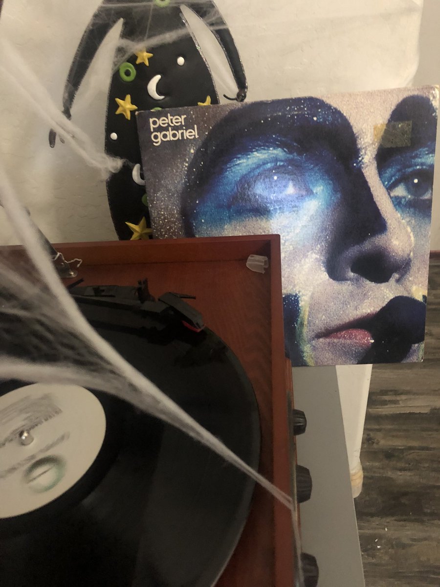 OtherRedRocker's tweet photo. I don’t know if there’s a common link between the two albums but Animals by Pink Floyd turned me to this direction @itspetergabriel #PlaysLive https://t.co/UtsDxAt62p