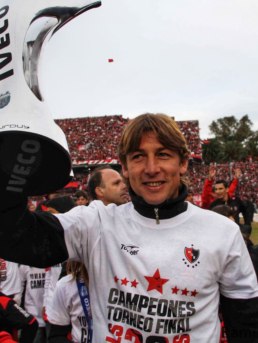 SiParlante's tweet photo. Esto pasa cuando tenés historia...no tenés la necesidad de pedirle prestado ídolos a Boca. Esto es Newell's https://t.co/niBlWYNI99
