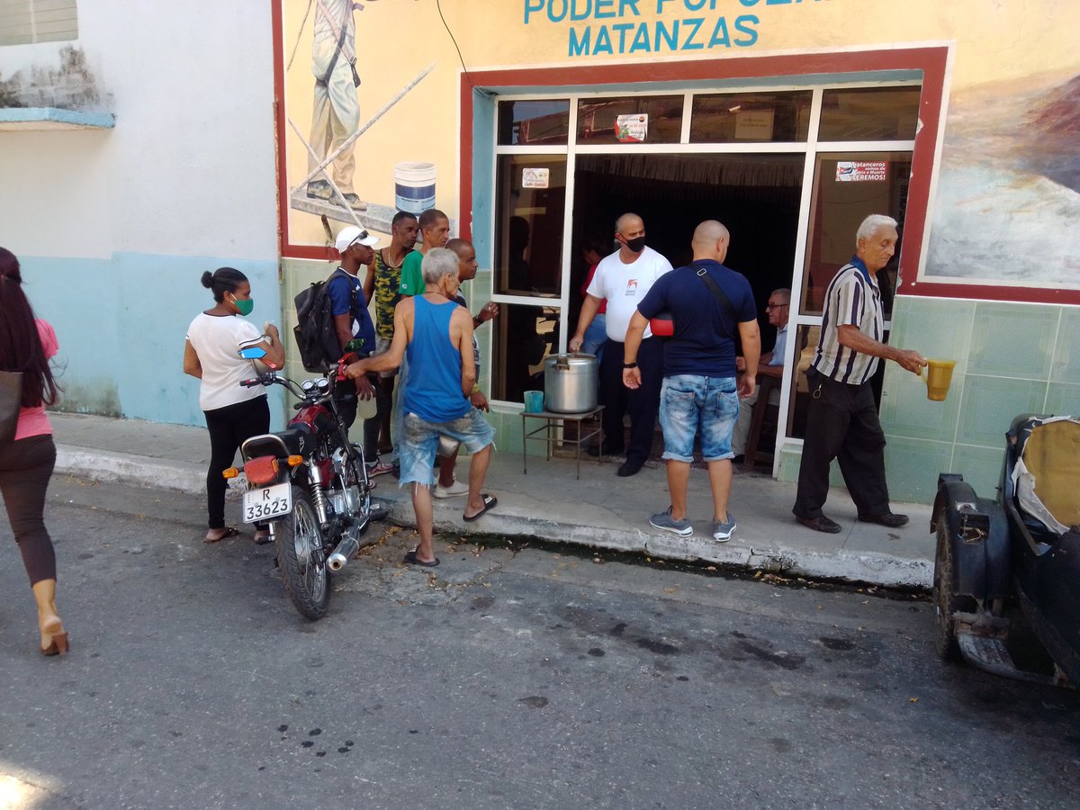 IsnaldoQuesada's tweet photo. La EMCONS MATANZAS realiza venta de caldosa en el barrio la Marina. #ApoyoComunitario 
#MatancerosEnVictoria
#EmconsMatanzas 
@gpppmatanzas 
@Ernesto_ChavezC https://t.co/0y8rbJrRKC