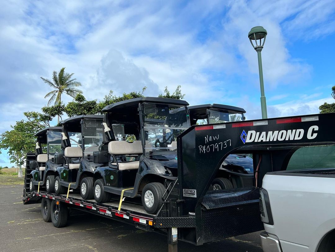 DCtrailers's tweet photo. #DCTrailers are a hole-in-one! 🤣 Loading golf carts with max ramps makes this #TrailerTuesday haul quick & easy 💪 #DoWork #Golf #GolfCarts #Trailers https://t.co/cqQDWVCHJv