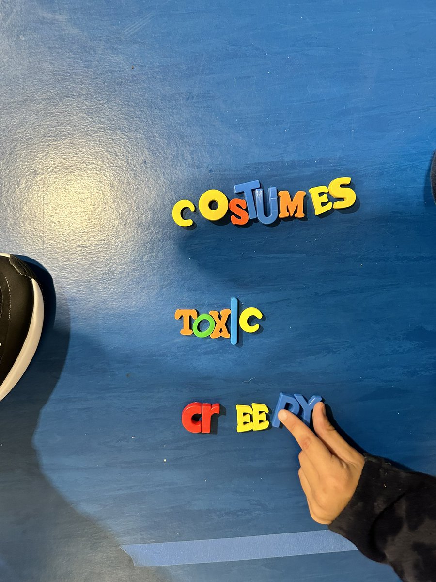 coachcooper33's tweet photo. 🏀 BASKETBALL SCRABBLE—HALLOWEEN EDITION! 👻🍬🎃

Thinking, team building, cross curricular, bball skills practice all in one game🤩💡

1. Collaborate w/ team to brainstorm words fitting designated theme 
2. Shoot from poly spot 
3. Grab a letter if made
4. Create the most words https://t.co/kWlzhKFcqM