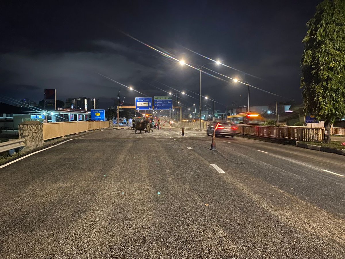THBM_HQ's tweet photo. 25102022 - di @JKRTimurLaut 

FT 006 ⭕️ Glugor - #BayanBaru
sek 9.80 - 10.20

#BerkalaPavemen #Fasa3

Team BP #THBMPenang #TimurLaut laksana kerja ini di sini

- mill and pave | CRMA 

kemajuan : 90.00 % 

📸 suasana kerja

#THBMHQ
#InfraKeluargaMalaysia https://t.co/HnH0QfyJJ5