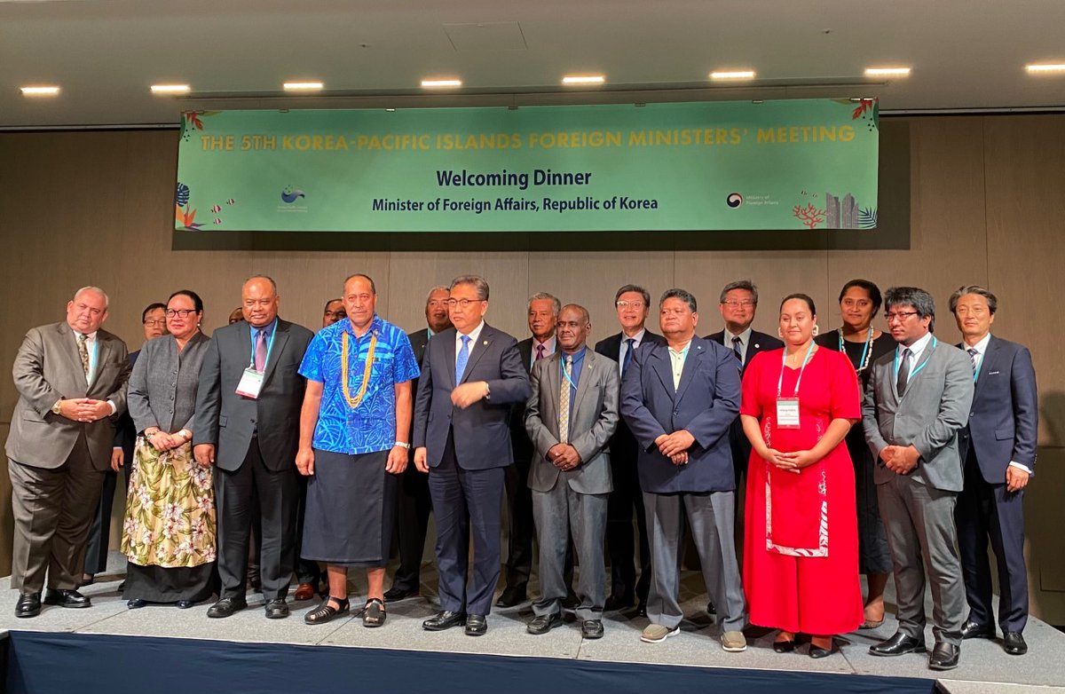 Pacific Islands Forum SG <a href="/henrytpuna/">Henry Puna</a> meets with Foreign Ministers including #Niue leader <a href="/PremierNiue/">Hon. Dalton Tagelagi</a> Hon. Dalton Tagelagi, ahead of the 5th Pacific-Korea Ministerial in Busan. #Pacific2050, global priorities for our #oneBluePacific with a key Forum #dialoguepartner