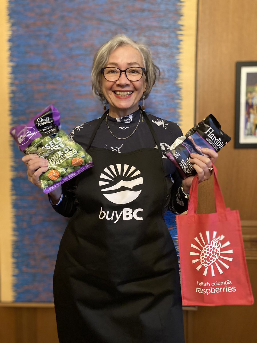 JM_Whiteside's tweet photo. Today is #AgDay at the @BCLegislature. And it was great to connect with Dairy, Hot House, and Field Farmers to talk about school meals, BC Foods in classrooms, and the next generation of BC Farmers!
@bcagcouncil
#GrowBC #FeedBC #BuyBC https://t.co/FCq3obdPDV