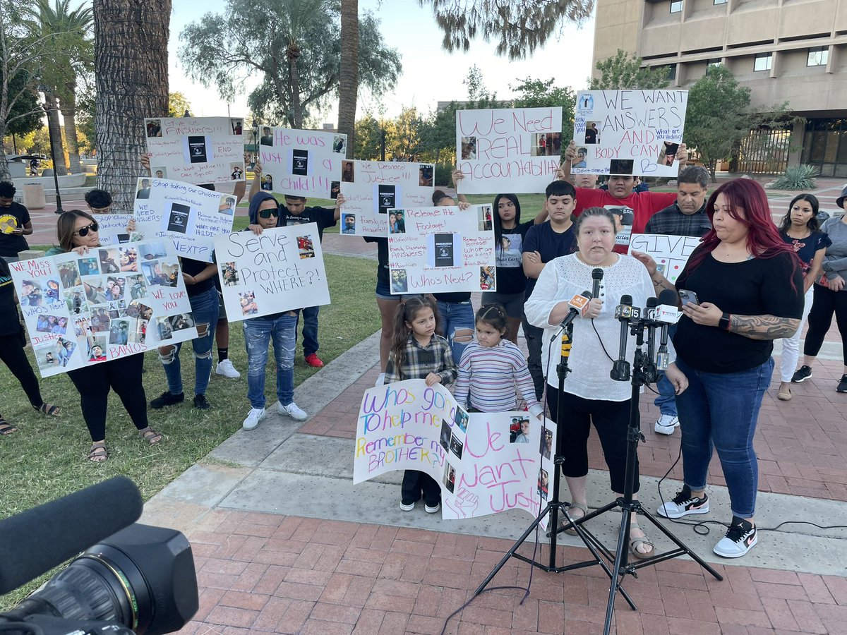 Familiares de un joven de 16 años que murió en un tiroteo involucrando a un policía de Glendale se manifiestan a las afueras del ayuntamiento, exigen que se liberen las cámaras corporales de los oficiales además de una investigación independiente. Los por <a href="/TelemundoAZ/">Telemundo Arizona</a>