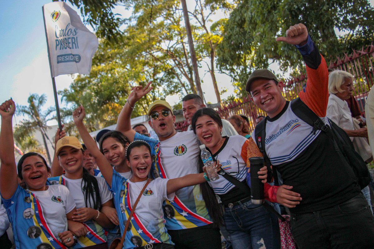 prospericarlos's tweet image. Una avalancha blanca llena de esperanza inundó las calles de San Carlos #Cojedes, hoy más que nunca seguimos con firmeza la ruta que nos llevará a Miraflores. #UnidosXVenezuela #VamosXMas