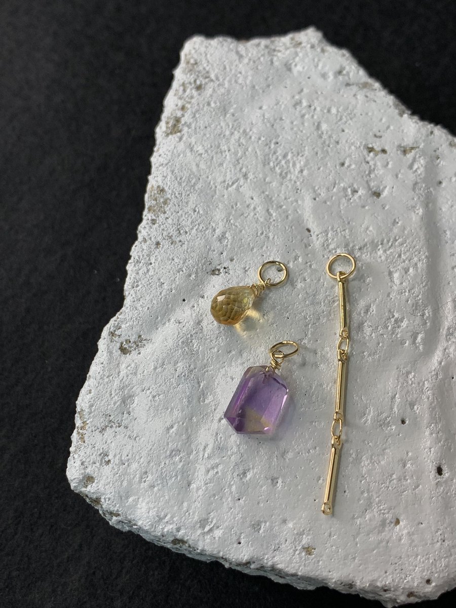 AccessoryNonoe's tweet photo. 【再販】
イエロー×パープルのバイカラーアメトリン。
宝石品質のシトリンのネックレスチャーム。
世界��二つとない特別なストーンです。
#バイカラーアメトリン
#14kgfネックレス
#14kgfアクセサリー https://t.co/IZaHUhcIlY