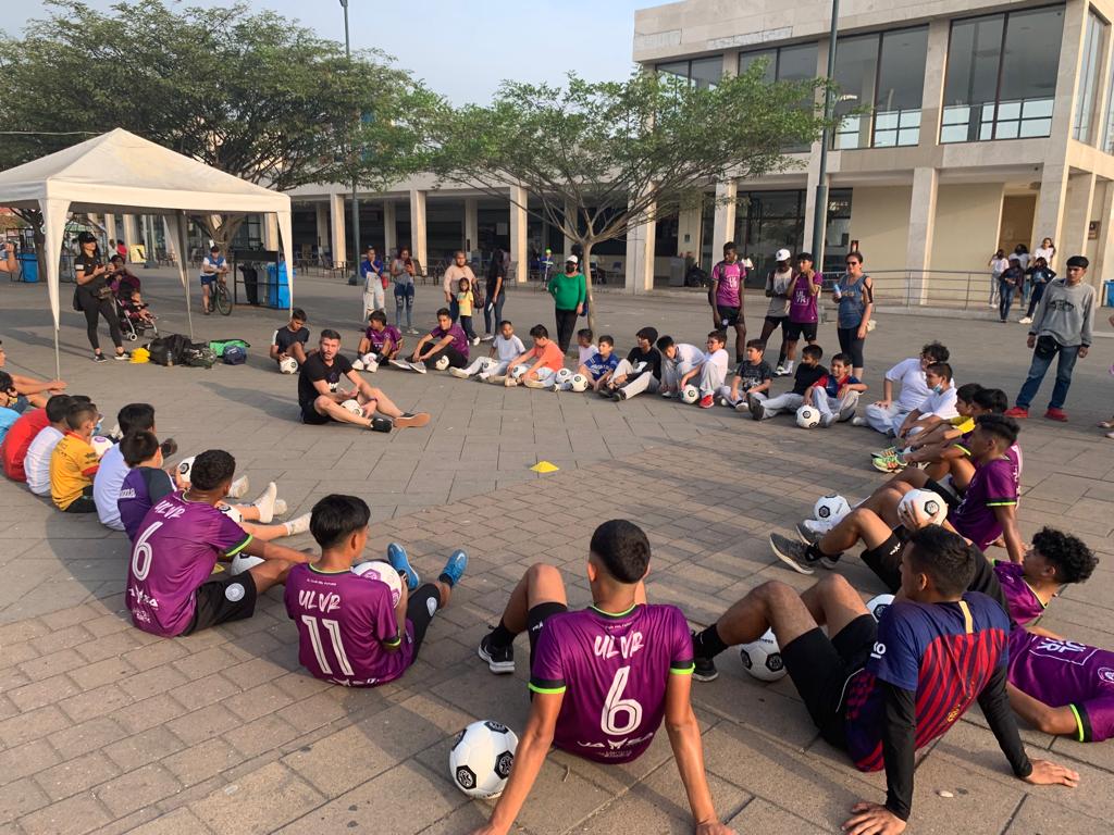 CONMEBOL's tweet photo. Se vivió la primera jornada saludable de entrenamiento y diversión con #Futness 💪🏼
La apuesta es mantener sano el cuerpo y la mente con actividades deportivas ⚽
📍 25/10 Parque Ecológico Samanes 🇪🇨
#CreeEnGrande https://t.co/m8zFWHKwGm