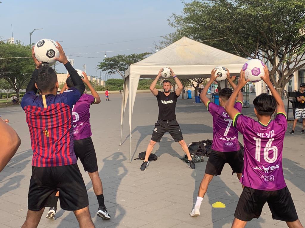 CONMEBOL's tweet photo. Se vivió la primera jornada saludable de entrenamiento y diversión con #Futness 💪🏼
La apuesta es mantener sano el cuerpo y la mente con actividades deportivas ⚽
📍 25/10 Parque Ecológico Samanes 🇪🇨
#CreeEnGrande https://t.co/m8zFWHKwGm