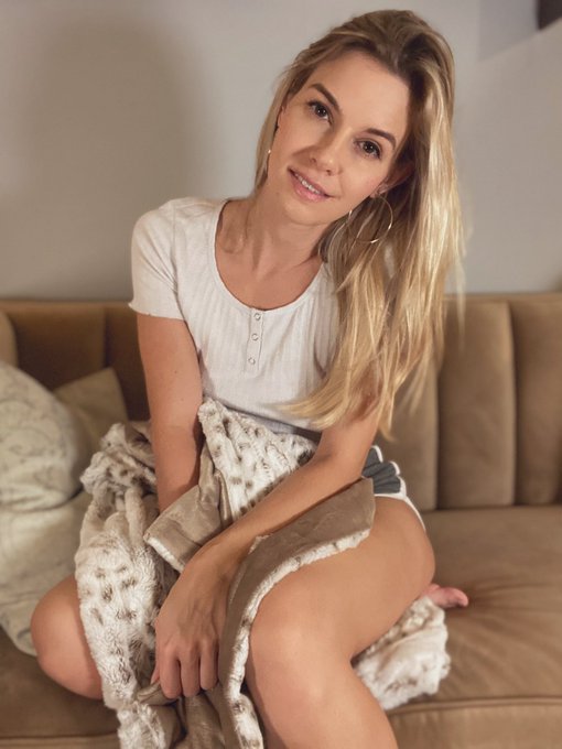 cozy up on the couch with me tonight? https://t.co/araCqRjGmp