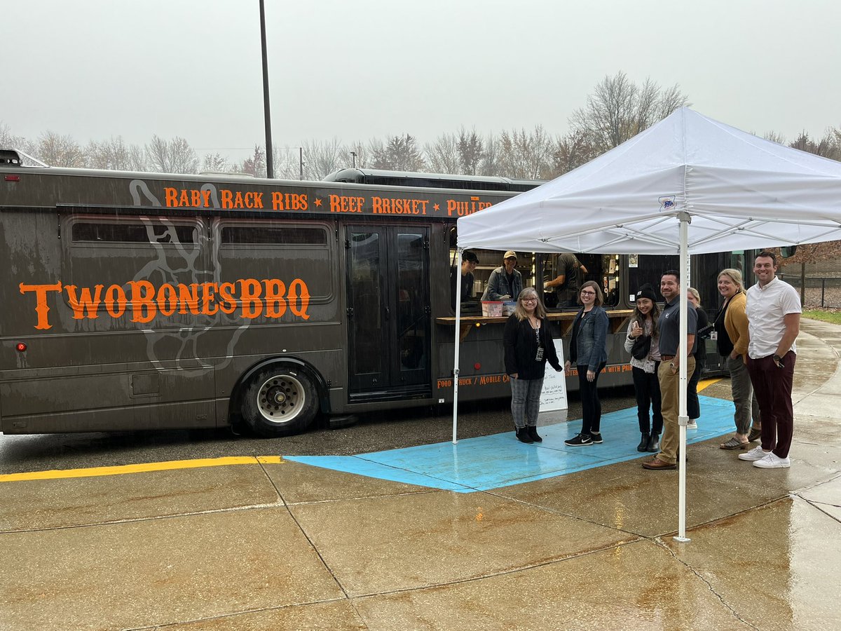 WaukazooWO's tweet photo. Thank you @PTAofWaukazoo! @twobonesbbq was AMAZING!!! The @PTAofWaukazoo certainly spoiled us! #GoWO #GoWZ #GoPTA https://t.co/s8gptmZnhf