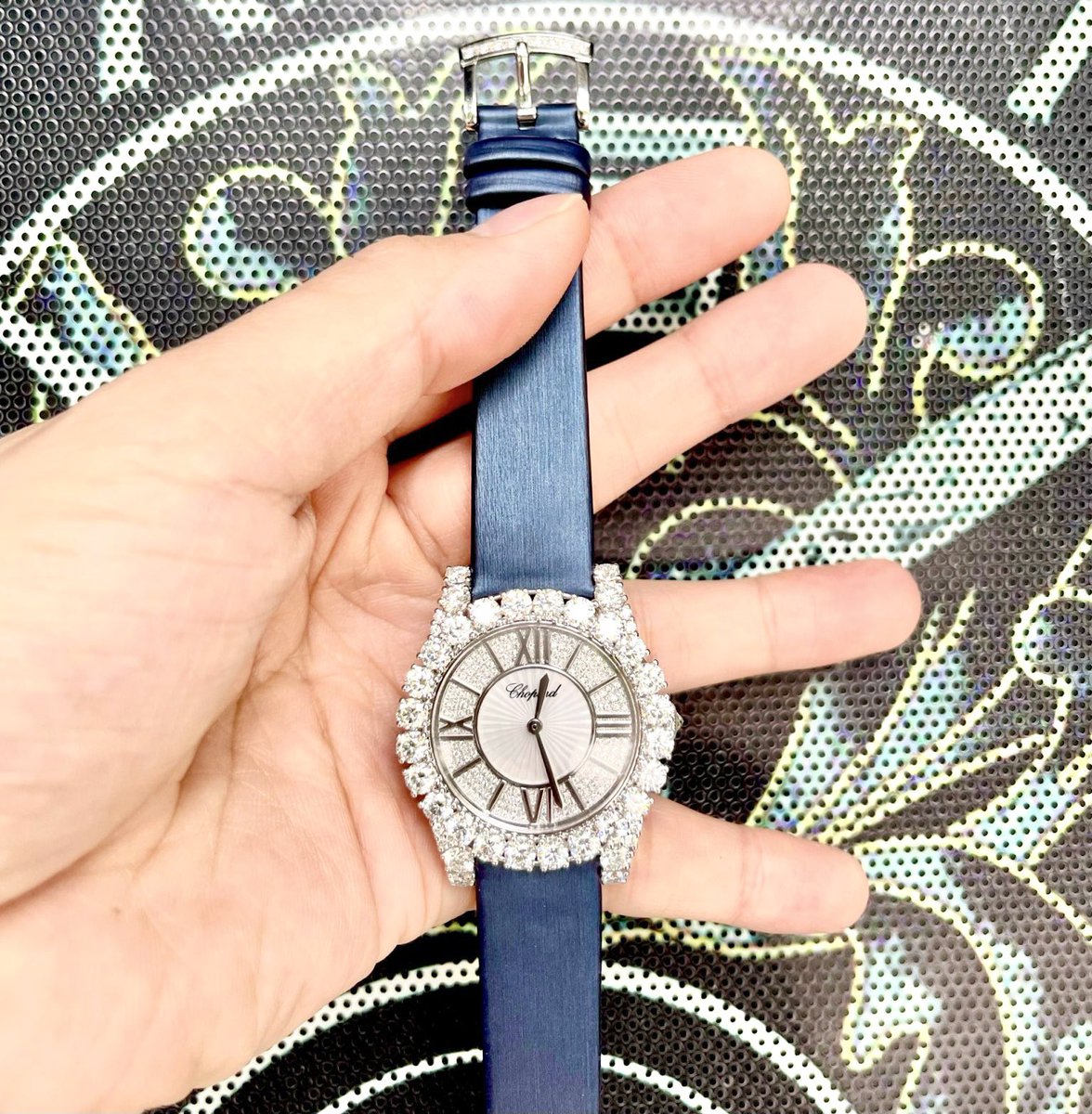 Tubinh02's tweet photo. 𝗖𝗵𝗼𝗽𝗮𝗿𝗱 𝗟’𝗵𝗲𝘂𝗿𝗲 𝗗𝘂 𝗗𝗶𝗮𝗺𝗮𝗻𝘁 𝗥𝗼𝘂𝗻𝗱 𝗠𝗲𝗱𝗶𝘂𝗺 139419/1101

Sẵn tại #TheKEY 01 chiếc BrandNew 2022 với mức giá 1,4xx tỷ

- Em Bình: 0889939999 - 0886197777
- Số 14 Thể Giao, Hai Bà Trưng, Hà Nội

#chopard139419 https://t.co/pUYziZH4ho