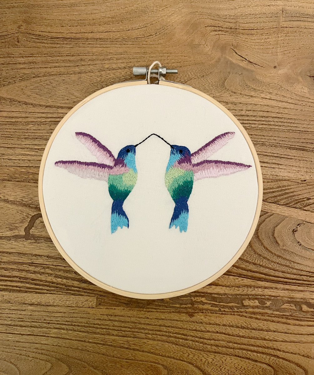 bordhada's tweet photo. 🌺 Picaflor- Colibrí: Un gran desafío para mí por la composición y técnica del bordado. 
🌸Sin dudas una de las aves más fantásticas. Muchas historias y significados surgen, hace mucho compartí una de ellas…
#colibribordado #colibrí #hummingbirdembroidery #embroidery https://t.co/2V2wTiAP15