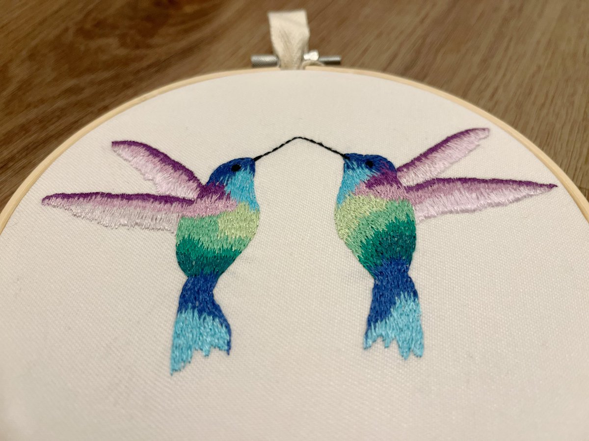 bordhada's tweet photo. 🌺 Picaflor- Colibrí: Un gran desafío para mí por la composición y técnica del bordado. 
🌸Sin dudas una de las aves más fantásticas. Muchas historias y significados surgen, hace mucho compartí una de ellas…
#colibribordado #colibrí #hummingbirdembroidery #embroidery https://t.co/2V2wTiAP15