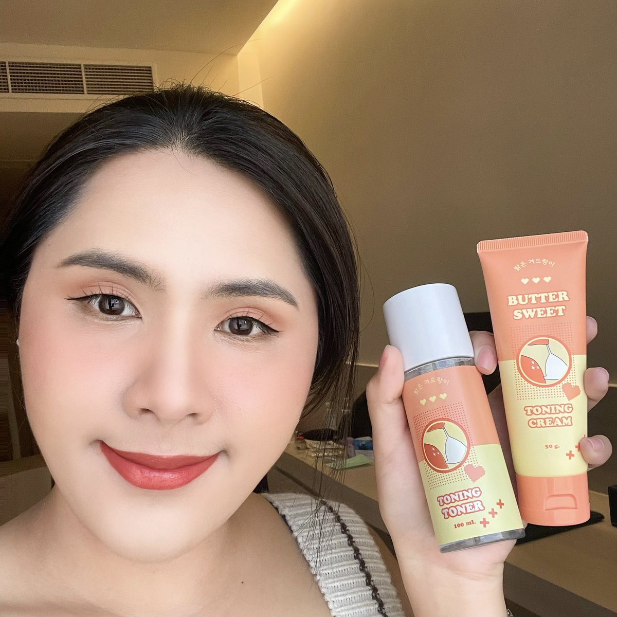 Tippiieeee's tweet photo. พกความมั่นใจเวลายกแขนถ้าใช้  #buttersweet Toning &amp; Cream ไม่ค่อยมั่นใจเวลายกแขนเพราะคล่ำมาก แต่ตอนนี้ก็พยายามบำรุงจนมาเจอตัวแบรนด์นี้ ช่วยเรื่องขาวใสขึ้น ลดหนังไก่ให้เรียบเนียน ตอนนี้จัดโปร อยากให้รีบตุน1แถม1 ต้องใช้คู่กันนะเพื่อผลลัพธ์ที่ดีขึ้น #เซ็ตฟื้นฟูรักแร้คูณสอง https://t.co/CYbjIY846o