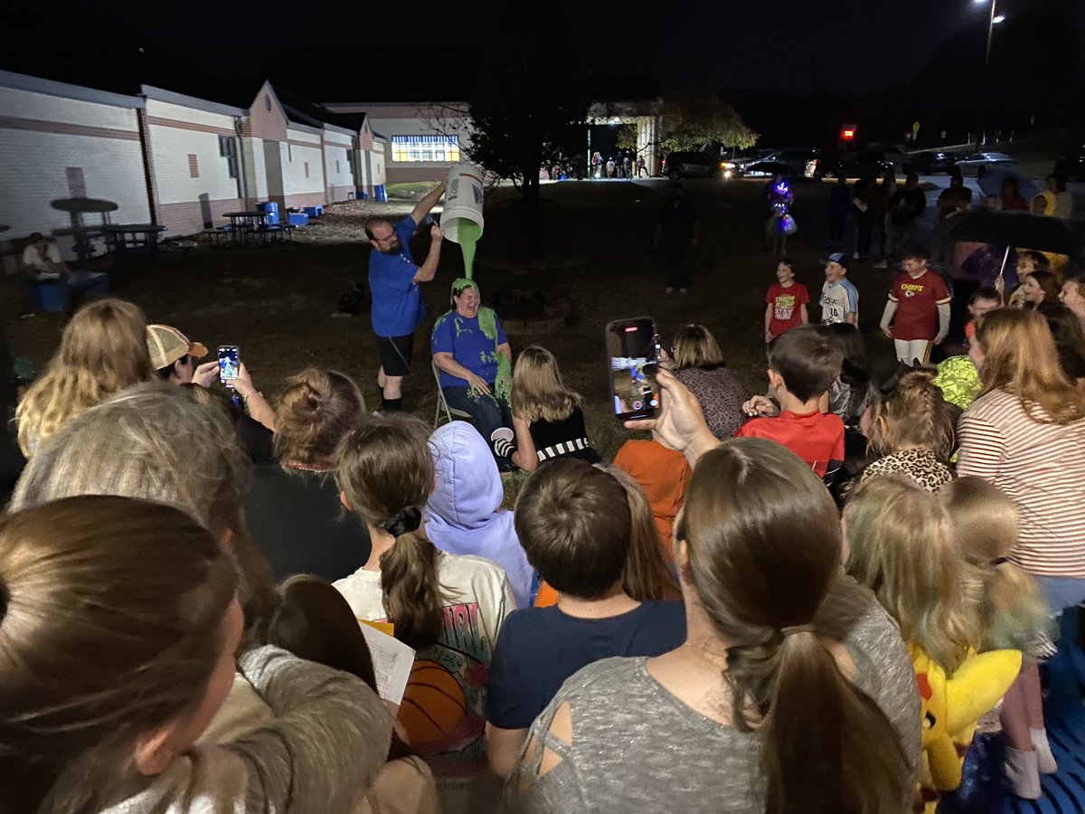 Really fun STEAM night at RES <a href="/CatoosaSchools/">Catoosa County Public Schools</a> well over 250 attending and I think they had every teacher in the building helping. Super organized and fun for kids and family.