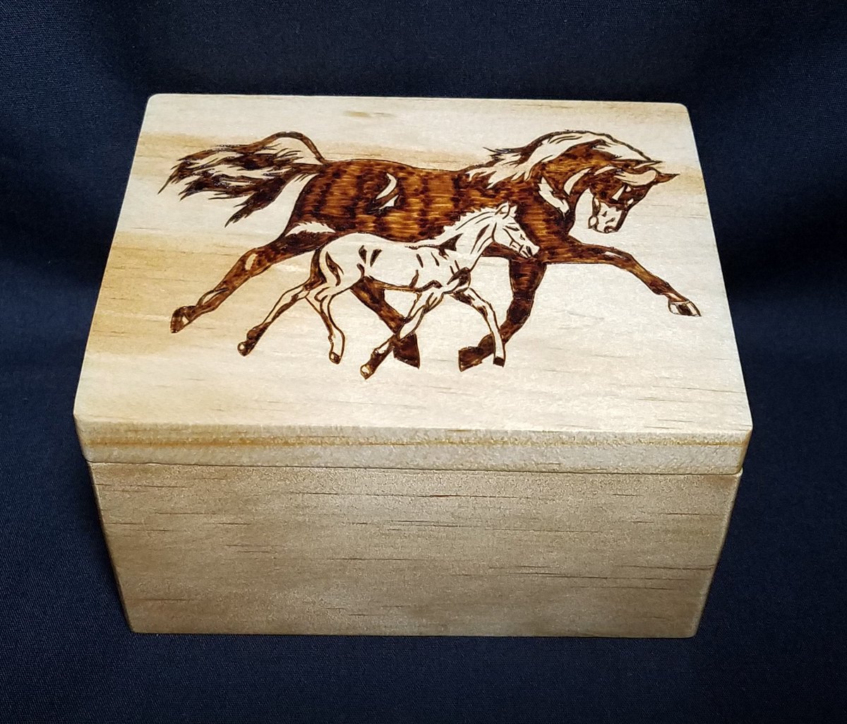AnderWoodArt's tweet photo. #HandmadeWoodBox with a #Horse and #Foal design burned into the lid. #Handmade #WoodBox #Gift #Keepsake #Pyrography #Woodburning #WoodBurned #Animal #Nature #Birthday #Equine #Christmas #AndersonWoodDesigns #Etsy https://t.co/9tbk3v36e5 https://t.co/e344nmZvWz