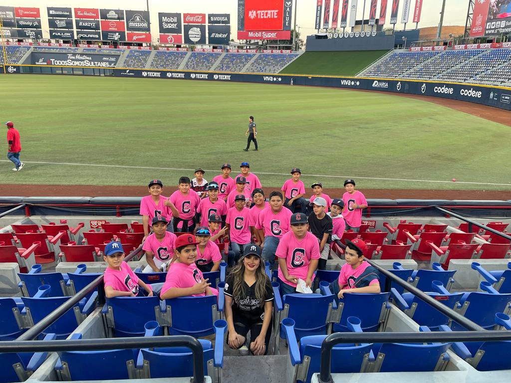 SultanesOficial's tweet photo. 🤝 | En nuestro juego de hoy, nos acompaña la Liga Pequeña de Beisbol Cuauhtémoc de San Nicolás, quienes vivieron la Gran #ExperienciaSultán y disfrutarán de nuestro duelo ante #Charro! 

¡Bienvenidos, a su casa! https://t.co/Y3jYSNDqe2