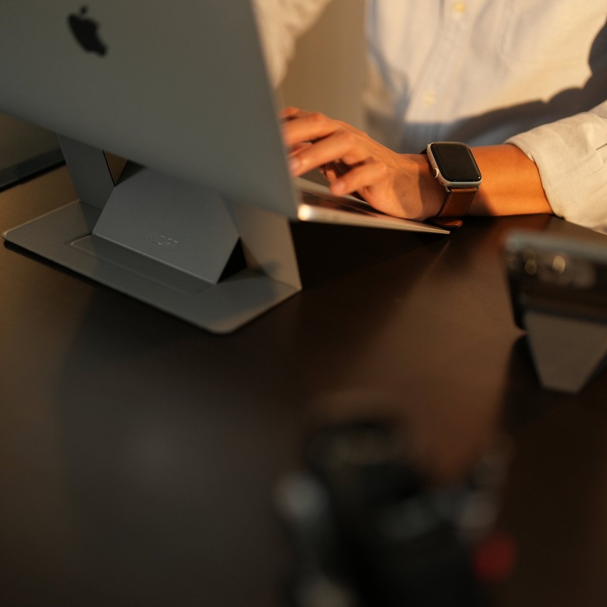 moft_global's tweet photo. Meet the satisfaction of simplicity with MOFT accessories.
The smart design remains unnoticed when folded flat, but brilliantly transforms your devices whenever you need to adapt to any environment.
.
.
.
#moft #moftsnapon #moftmagsafe #magsafewallet #iphonestand #apple https://t.co/j3ZyhUQjyS