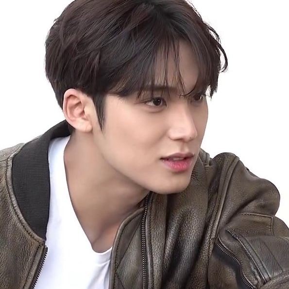 airtriestowrite's tweet photo. A minwon au where in mg is in dire need for a partner to present to his parents or else he'll be married to a stranger and it'll be the end of his freedom. So he grabbed the chance to ask the first attractive guy he'll see, but instead he was introduced to someone else. https://t.co/rVnQQoJsEv