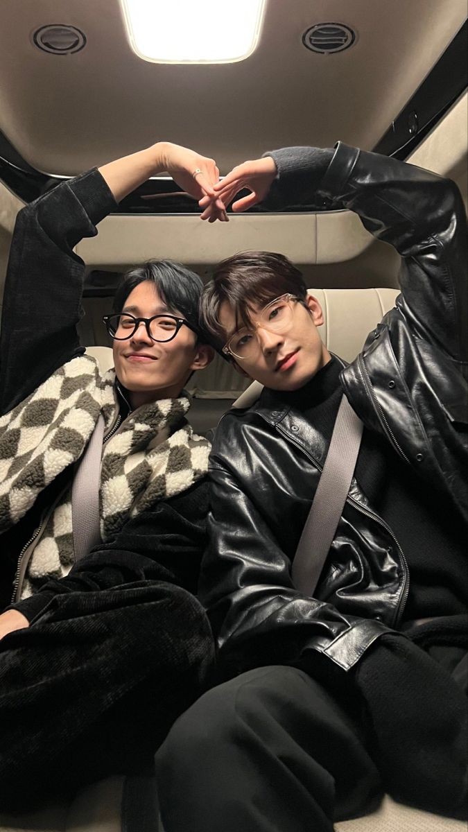 airtriestowrite's tweet photo. A minwon au where in mg is in dire need for a partner to present to his parents or else he'll be married to a stranger and it'll be the end of his freedom. So he grabbed the chance to ask the first attractive guy he'll see, but instead he was introduced to someone else. https://t.co/rVnQQoJsEv
