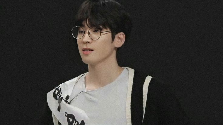 airtriestowrite's tweet photo. A minwon au where in mg is in dire need for a partner to present to his parents or else he'll be married to a stranger and it'll be the end of his freedom. So he grabbed the chance to ask the first attractive guy he'll see, but instead he was introduced to someone else. https://t.co/rVnQQoJsEv