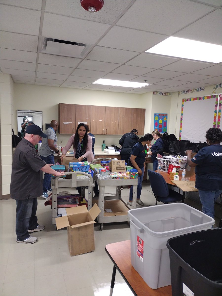 trhodesMNPS's tweet photo. A special thank you to @HCAFoundation staff for volunteering at @ChurchwellElem1 as a part of HCA Community Service day. We are so thankful for your support💚 #communityschools @bonner @MNPS_SOI @CommAchieves https://t.co/fyBD1mGHm0