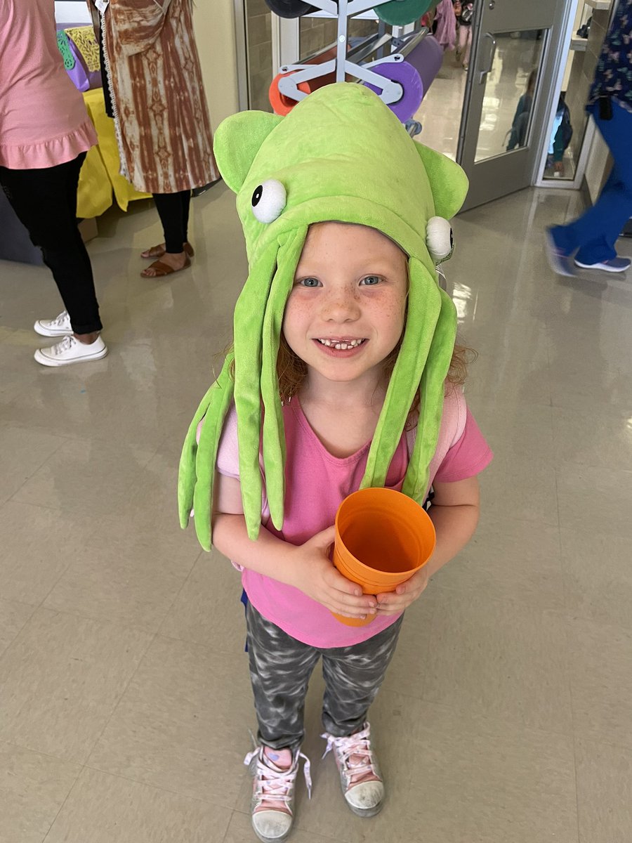 GomezPatlan2020's tweet photo. Red Ribbon Week! Hats off to being drug free 🧢 These kids have been so excited! Can’t wait to see our superhero’s tomorrow😊 Don’t forget about academic night and our Trunk or Treat! @PatlanES https://t.co/ABCzLzueHR