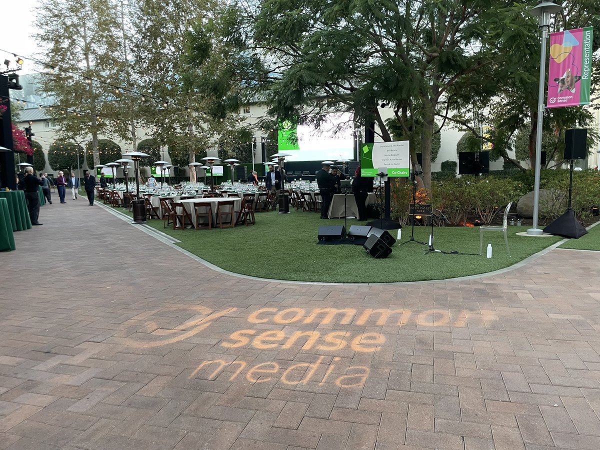 CommonSense's tweet photo. The scene is set in Hollywood for the 2022 #CommonSenseAwards, where we’re celebrating our impact and honoring the individuals who, through their creativity, art and advocacy are changing the world for kids, families and schools 🌟 https://t.co/tut3RWy5PZ