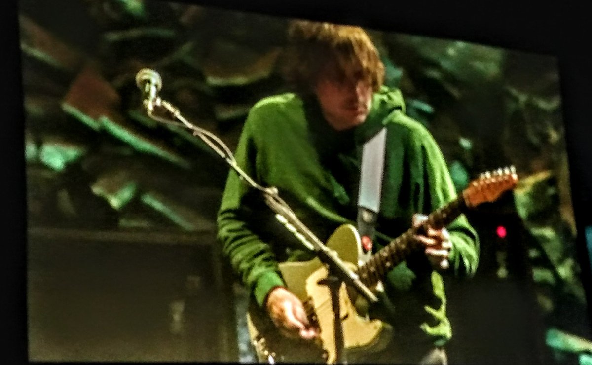 bleed_thefreak's tweet photo. making my yearly twitter post just to say that i got to mcr TWICE and it was the most life-changing thing i have ever witnessed in my 18 years of being alive. this band is one of the only reasons im still alive and i owe them everything https://t.co/kdLMDMAYWc