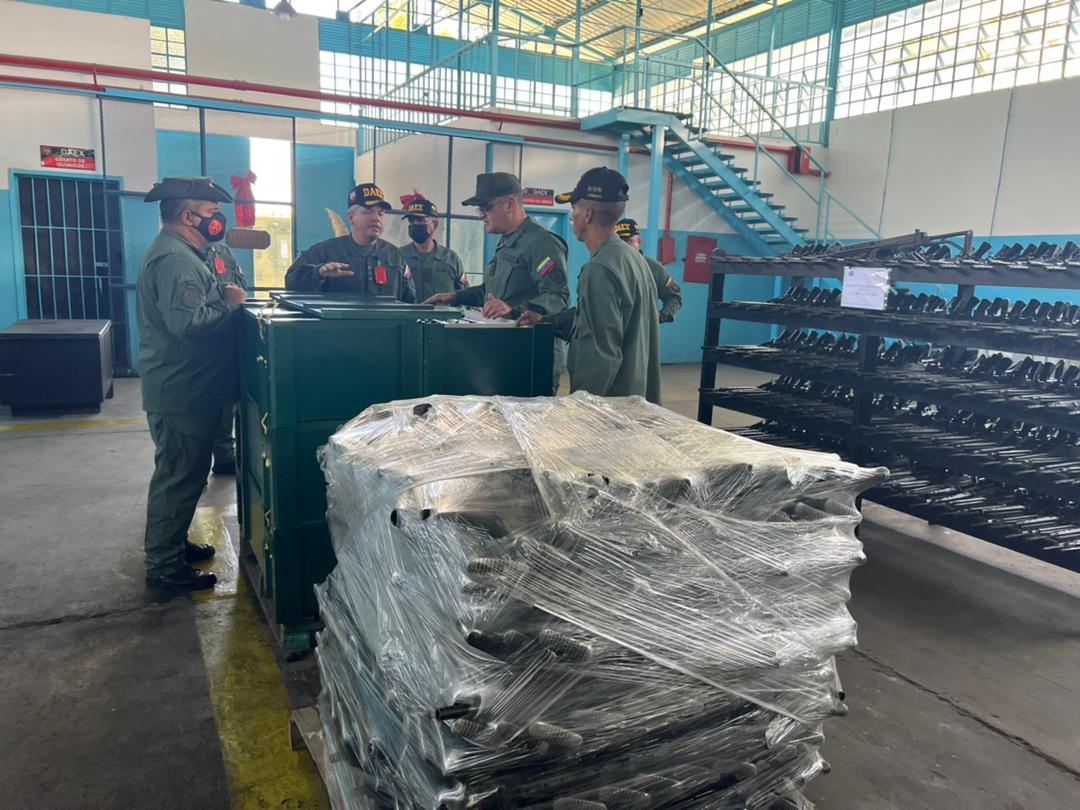 daex_ve's tweet photo. #25OCT22 El MG. Danny Ferrer Sandrea, Viceministro de los @ServiciosMPPDVe, realizó inspección a la sede de #DACOPAM, con la finalidad de supervisar el adiestramiento técnico y mantenimiento que se realiza a las armas y municiones de la #FANB y Cuerpos de Seguridad del Estado. https://t.co/Uw9uDG9rn6