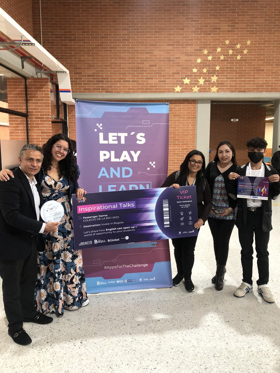ColegiodelaBici's tweet photo. @Educacionbogota @UliaYemail @RedAcademica Para el @ColegiodelaBici fue un honor ser anfitrión de la Clausura del Desafío #LevelApp del #PlanDistritalDeBiligüismo y ser reconocido dentro de los mejores 10 colegios en este Desafío. Nuestros/as estudiantes y profes ganadores los más felices!
@Educacionbogota @UliaYemail https://t.co/doWRrGDFfQ