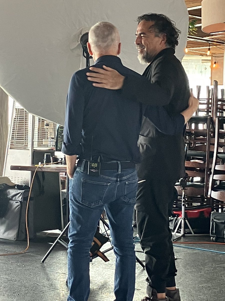 Frente al zócalo hablando con el director Alejandro González Iñárritu sobre los que habitamos dos países al mismo tiempo. Ese uno de los temas centrales de su película Bardo. La entrevista muy pronto en Univision y ViX.