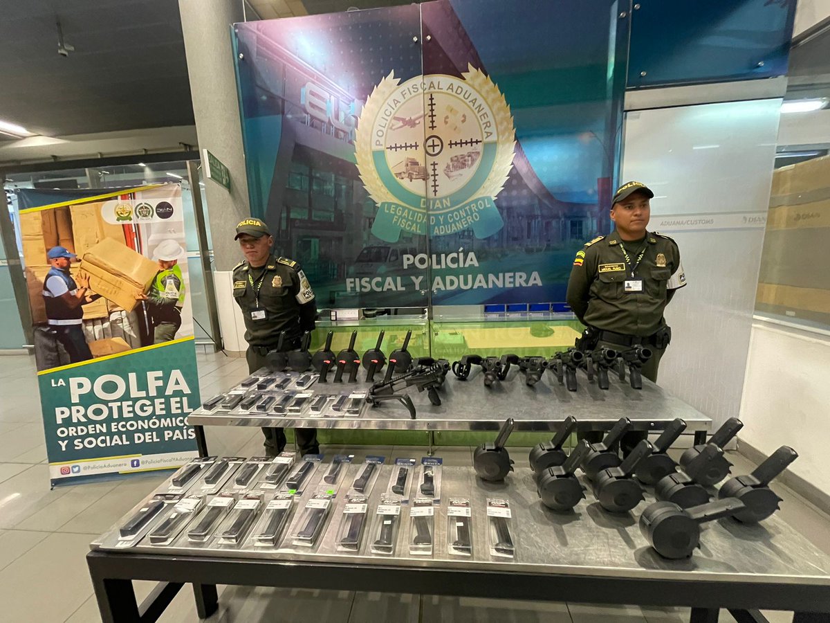 UltimaHoraCR's tweet photo. #ATENCIÓN El Teniente Coronel Jorge Esteban Bautista, del @COL_EJERCITO
, fue capturado en el aeropuerto @BOG_ELDORADO
 con un potente armamento en varias maletas de equipaje. Venía en un vuelo proveniente de Miami, EE.UU., con destino final a Cali. @CaracolRadio
 @LuisErnestoC96 https://t.co/BLxipFlYsq