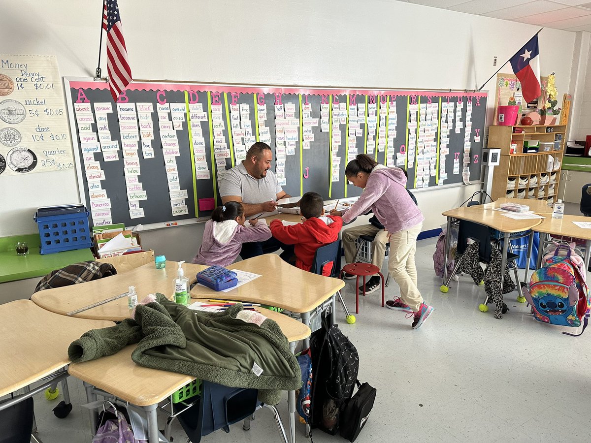 EAEstrada_YCLC's tweet image. #CaughtYouBeingATerrificTeacher Mr. Acosta differentiating and scaffolding learning for scholars in Mrs. Aguirre’s 3rd grade class. #CoTeachingThatWorks 👍🏼 #ObservationWalkthroughs 💯 @Hilley_ES 📝 @ssaucedo_HDHES