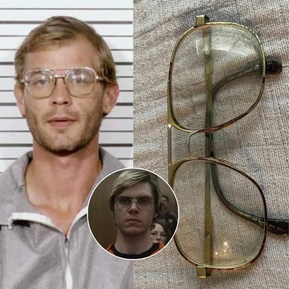 RincnCuriosoo's tweet photo. ¡Una locura!

Aunque no lo creas, las gafas que llevaba Jeffrey Dahmer en la cárcel se venden por un valor inicial de $150,000 mil dólares. El repentino interés por la pieza viene por la serie de Netflix que cuenta la trayectoria del asesino en serie. https://t.co/jKzJq7Q7z7
