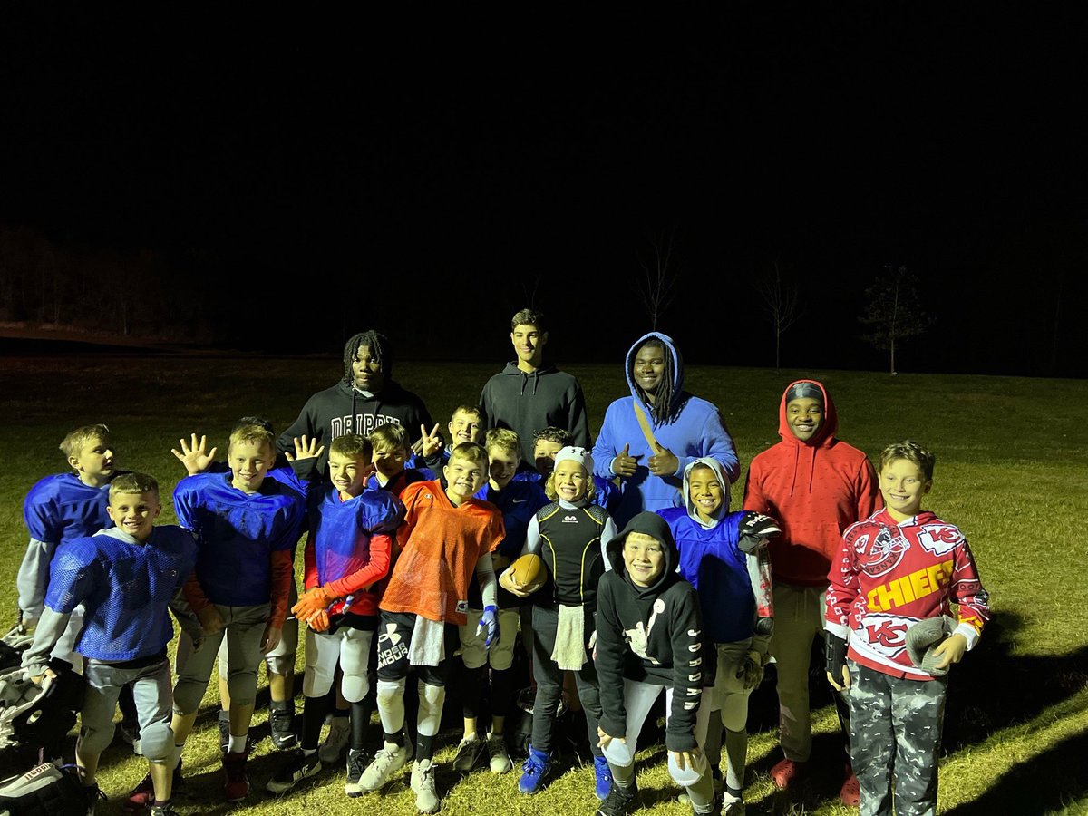 MrsKariSneed's tweet photo. Undefeated Liberty North Football players surprised the undefeated Super Bowl bound 4th grade Sharks youth football team to encourage the boys and share tips for success for their big upcoming game. You boys make a difference! #LPSleads ⁦@LNEaglePride⁩ https://t.co/OGa3OXgG33