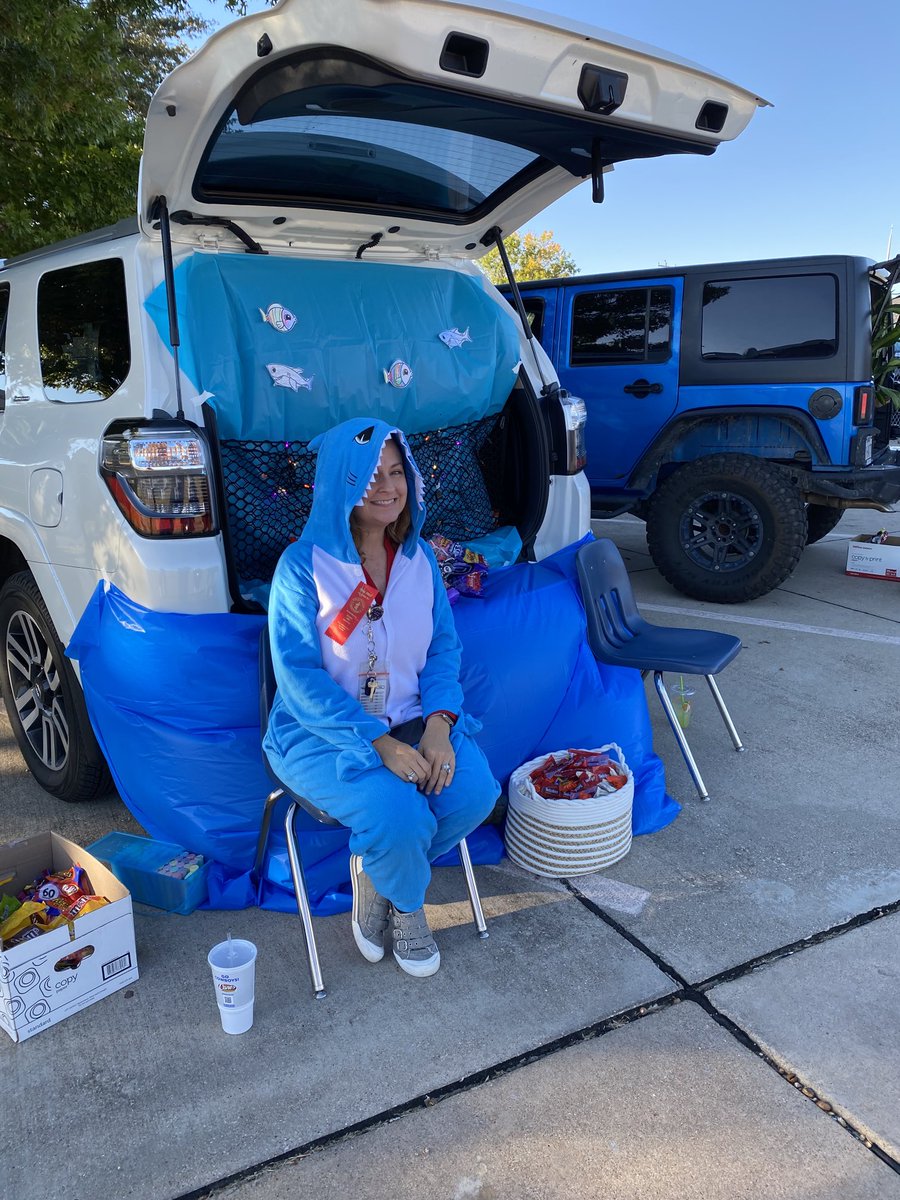 MarlaBennett1's tweet photo. What a great night at our Trunk or Treat Family Night! It was a beautiful evening to be a Mound Mustang and enjoy family time at a school event! ⁦@MoundMustangs⁩ ⁦@BurlesonISD⁩ ⁦@TheLeaderinMe⁩ https://t.co/ECD97Xx8EJ