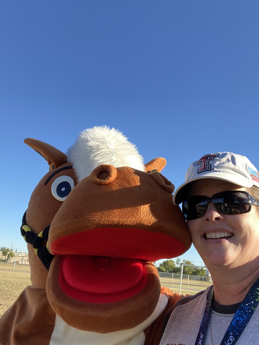 What a great night at our Trunk or Treat Family Night! It was a beautiful evening to be a Mound Mustang and enjoy family time at a school event! ⁦<a href="/MoundMustangs/">Academy of Leadership & Technology @ Mound Elem.</a>⁩ ⁦<a href="/BurlesonISD/">BurlesonISD</a>⁩ ⁦<a href="/TheLeaderinMe/">The Leader in Me</a>⁩