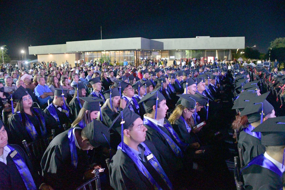 UTnortecoahuila's tweet photo. Su formación y aprendizaje los impulsará a ser hombres y mujeres de bien en su entorno. Agradecemos a los familiares de nuestros graduados por apoyarlos y acompañarlos en este inolvidable y magno evento por confiar en esta su casa de estudios. https://t.co/ARE5tB2a7h