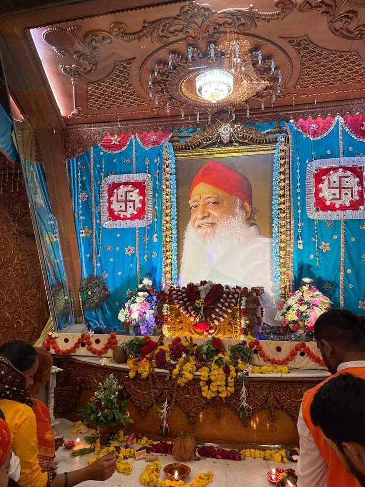 <a href="/asharamjibapu_/">Sant Shri Asharamji Bapu</a> साथ मिला आपका #Bapuji  ❤️
       तो नाच रहा तन - मन  .....
हे सजी दुनिया हमारी ,,,
       जब रंग दिया जीवन ....
ज्ञान के रंगों से ........🧘
प्रेम के रंगों से.......😌