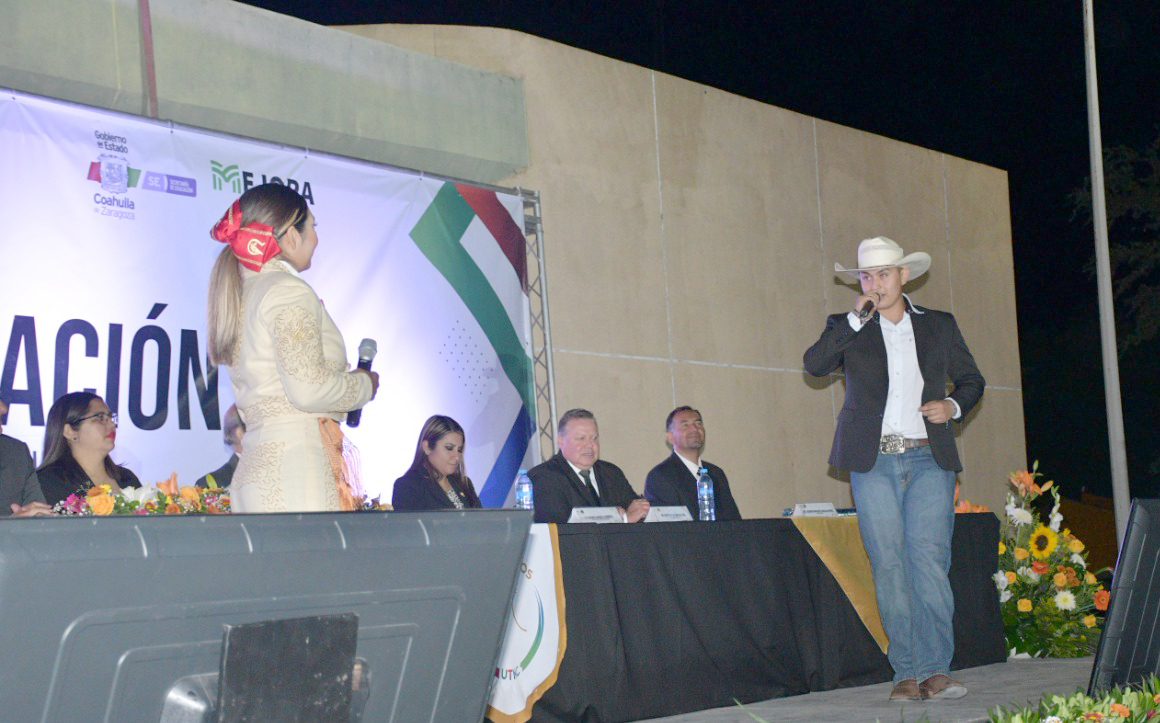 UTnortecoahuila's tweet photo. Su formación y aprendizaje los impulsará a ser hombres y mujeres de bien en su entorno. Agradecemos a los familiares de nuestros graduados por apoyarlos y acompañarlos en este inolvidable y magno evento por confiar en esta su casa de estudios. https://t.co/ARE5tB2a7h