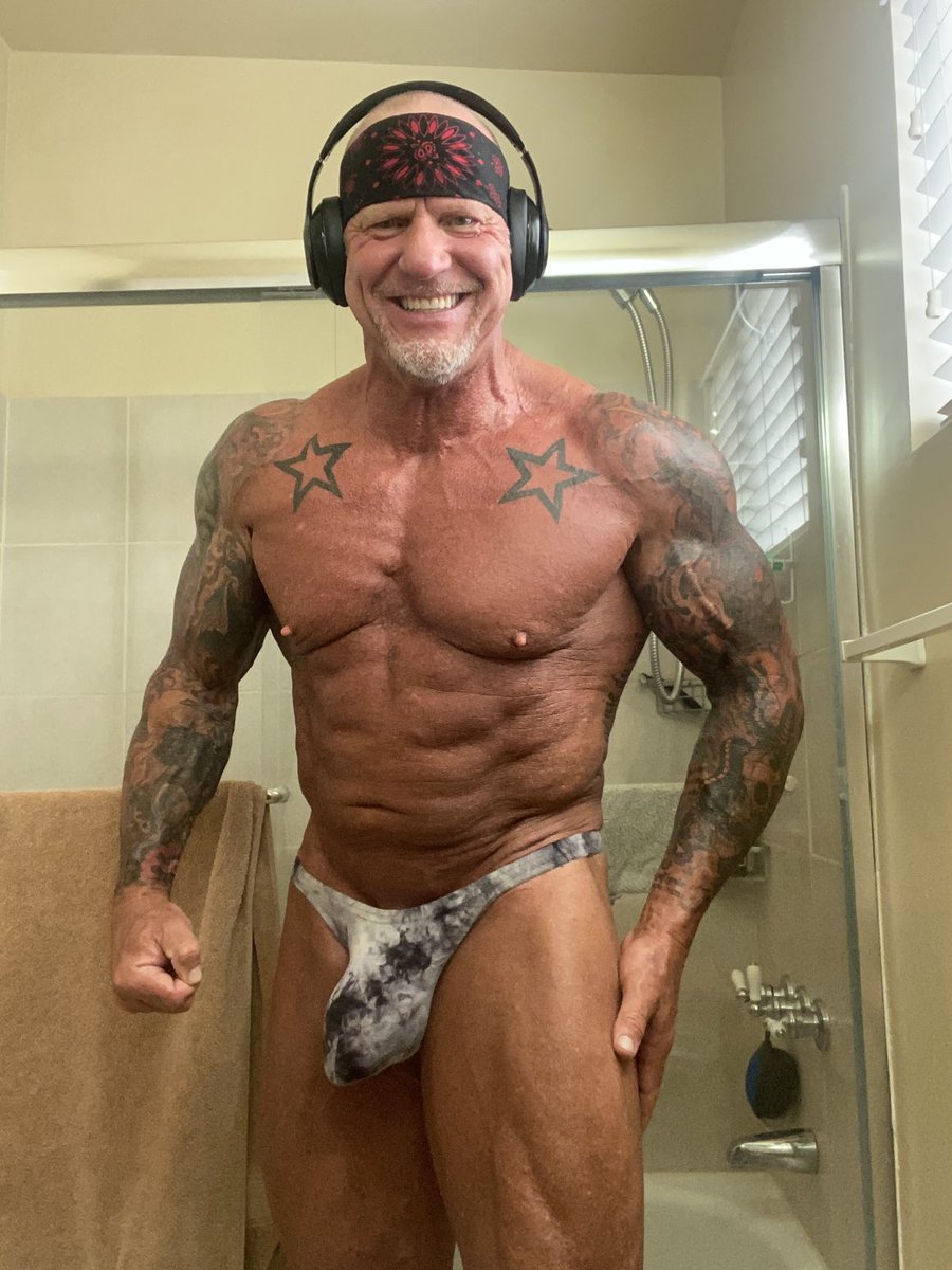 RavingBeast on Twitter: "Fit Inked Muscle Daddy 🫣"